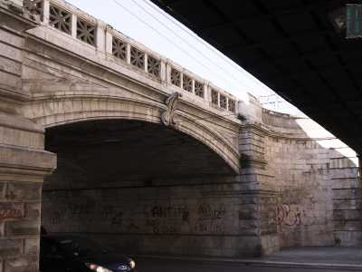 Per visitare Palazzina Tinelli �scendiamo� dal sottovia Luigi di Savoia, ultracentenario passaggio in pietra che corre sotto la ferrovia...
